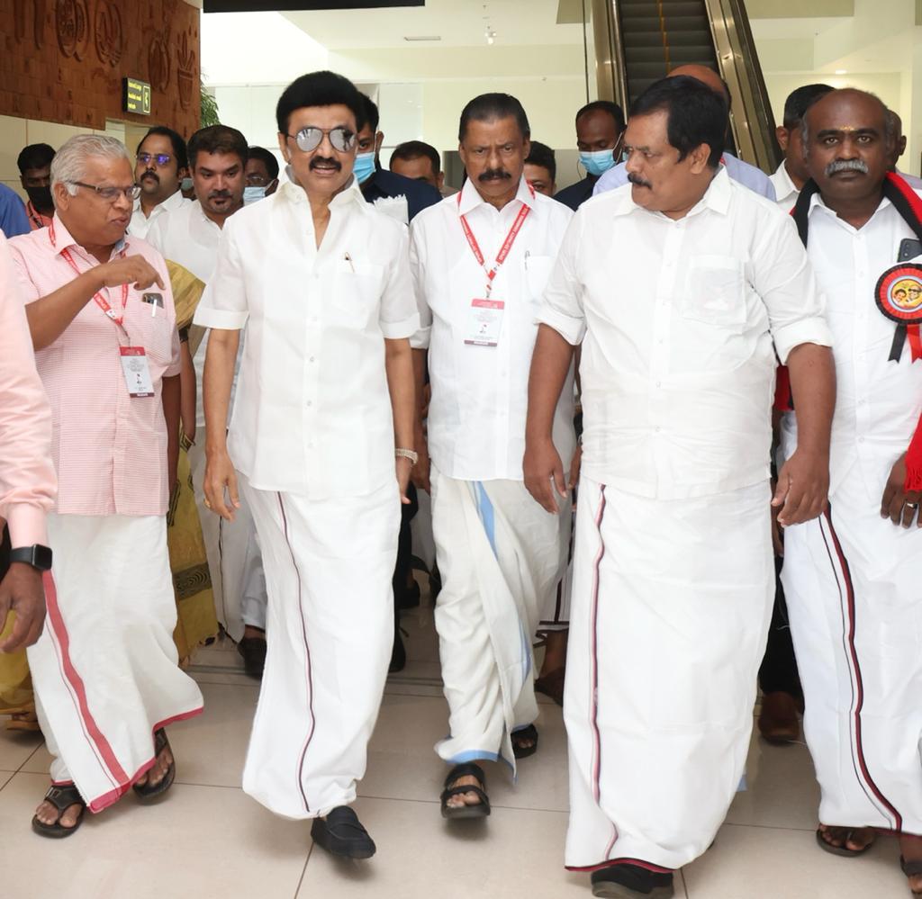 mkstalin's tweet photo. கண்ணூரில் நடைபெற்று வரும் #CPIM23rdPartyCongress-இல் பங்கேற்பதற்காகக் கேரளம் வந்துள்ளேன்.
சிபிஎம் மத்தியக் குழு உறுப்பினரும் மாண்புமிகு கேரள அமைச்சருமான எம்.வி.கோவிந்தன் அவர்களும்; கண்ணூர் மாவட்ட ஆட்சியராக இருக்கும் தமிழரான சந்திரசேகர் அவர்களும் விமான நிலையம் வந்து வரவேற்றனர்.1/2 https://t.co/gFu5dlzu4L
