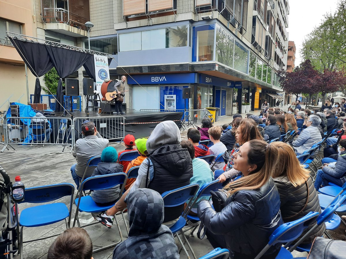 martavilaret's tweet photo. A la #Mitmo de #Mollet gaudint de les titelles al carrer, un cop superat el ruixat de primavera.
Encara queden molts espectacles, no us els perdeu! https://t.co/DzkJcYrlx6