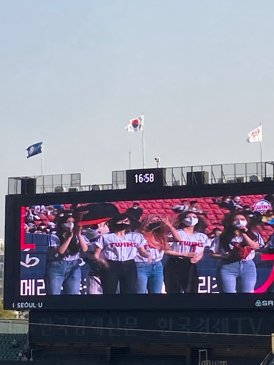 T65626954's tweet photo. #엔믹스 #NMIXX_LGTWINS #NMIXX #설윤 #배이 #릴리 #해원 #지니 #지우 #규진 #LG트윈스 #엘지트윈스 #시구 https://t.co/fZ66Ut2rQb