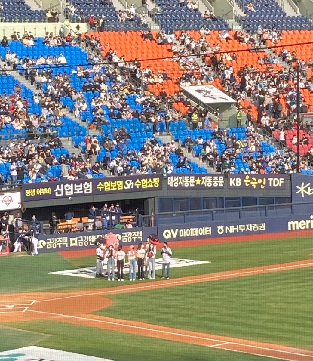 T65626954's tweet photo. #엔믹스 #NMIXX_LGTWINS #NMIXX #설윤 #배이 #릴리 #해원 #지니 #지우 #규진 #LG트윈스 #엘지트윈스 #시구 https://t.co/fZ66Ut2rQb