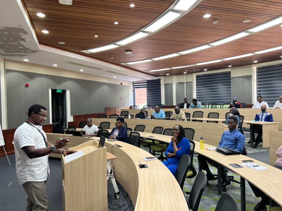 AKU_GSMC's tweet photo. ITS A WRAP!
We held the final #MediaManagersBootcamp session which had interactive discussions between the trainees & young media consumers. The aim of the discussions were for the trainees to hear feedback & insights on their content. Thank you @USEmbassyKenya for the support. https://t.co/fwscXE19Wh