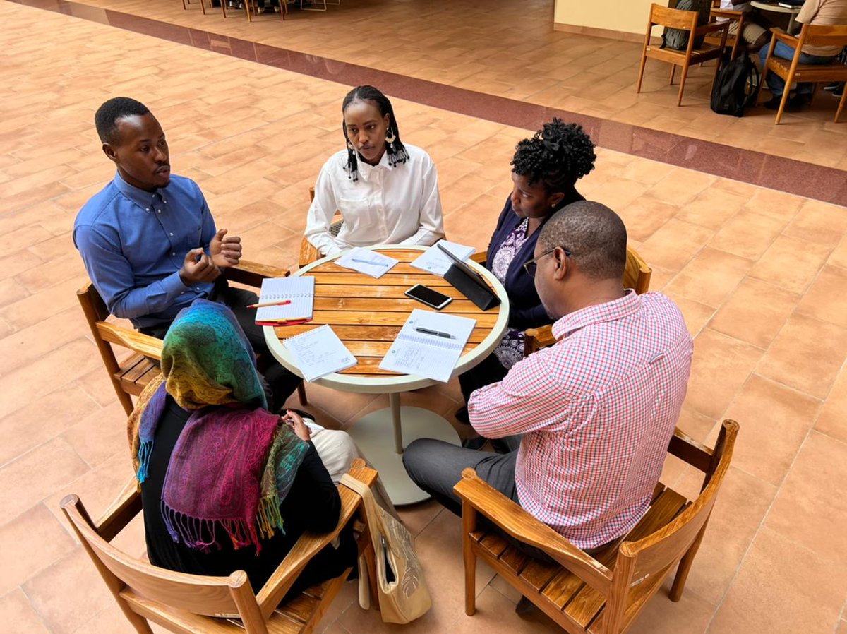 AKU_GSMC's tweet photo. ITS A WRAP!
We held the final #MediaManagersBootcamp session which had interactive discussions between the trainees & young media consumers. The aim of the discussions were for the trainees to hear feedback & insights on their content. Thank you @USEmbassyKenya for the support. https://t.co/fwscXE19Wh