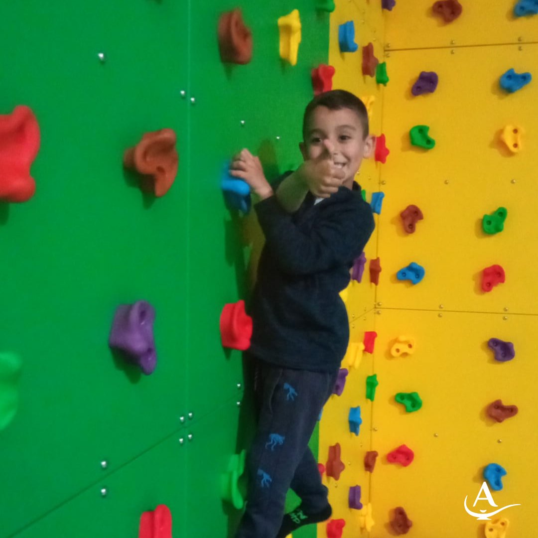 FundAladina's tweet image. Roger y su padre han disfrutado de una tarde de saltos, caídas en piscinas de gomaespuma y muchas risas en #FunJump.

¡No hay nada como un rato en familia para recargar las pilas!

#AladinaContraelCancer #TodoPorLosNiños