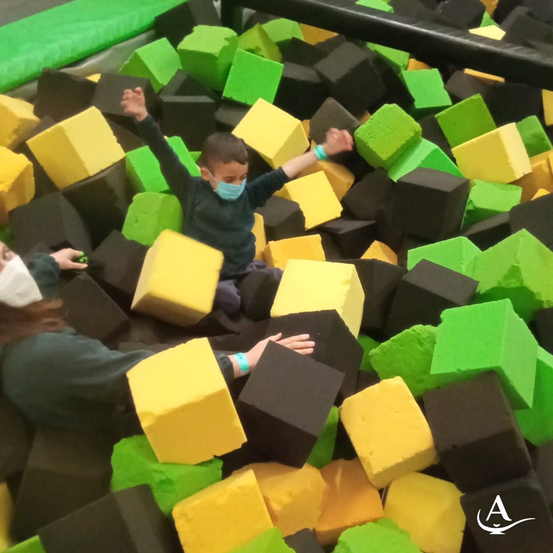 FundAladina's tweet image. Roger y su padre han disfrutado de una tarde de saltos, caídas en piscinas de gomaespuma y muchas risas en #FunJump.

¡No hay nada como un rato en familia para recargar las pilas!

#AladinaContraelCancer #TodoPorLosNiños