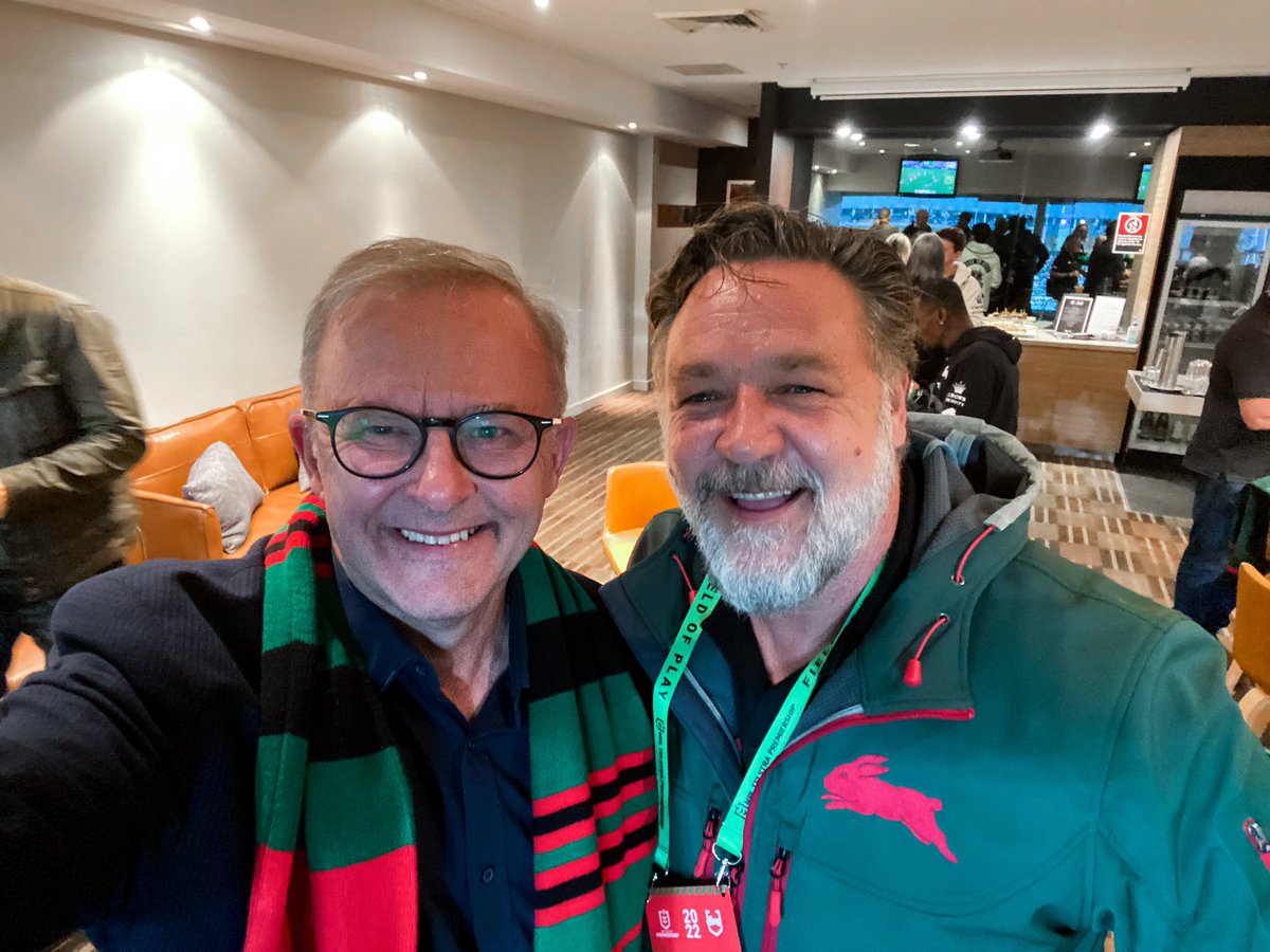 AlboMP's tweet photo. Good to catch up with Russell Crowe and top win by @SSFCRABBITOHS tonight. https://t.co/RGzC1iPBHv