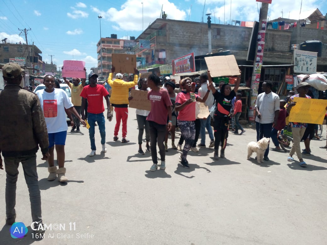 Miss_Shovy's tweet photo. We demand the release of our fellow comrades,there is a right to peaceful protest 
#FreeKasarani4
#NJAARevolution
@IMLU_org 
@Rrajab 
@KorogochoC 
@UhaiWetu 
@DCI_Kenya 
@43Social https://t.co/Jmoz4FCDIe