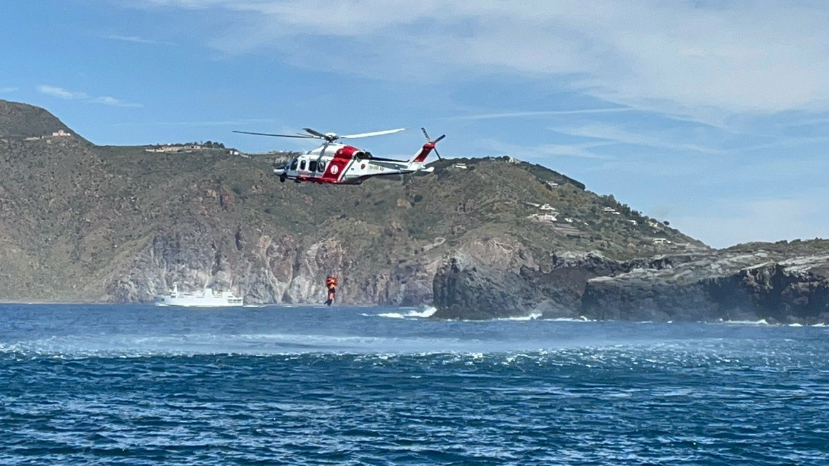 DPCgov's tweet photo. #9aprile 🌋 Esercitazione #Vulcano2022: le strutture operative di #protezionecivile sono al lavoro per testare le procedure in caso di emergenza sull'Isola e simulare le attività di assistenza e soccorso della popolazione, con la massima attenzione per le esigenze di ciascuno. https://t.co/r1RtNaeorw