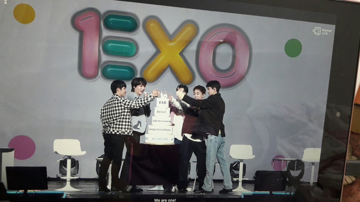 sullbo's tweet photo. We are one! 엑소 사랑하자!
#weareoneEXO #exo10thanniversary https://t.co/ptBO8aqeUf