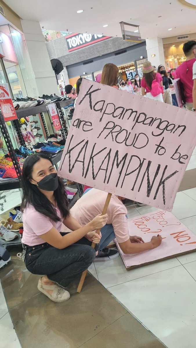 arlyntan's tweet photo. We dropped by Pampanga's Robinson Mill  before heading to Baguio... Energy !!!! 
#PampangaIsPink #LetLeniLead
#LetLeniKikoLead2022  #LeniRobredo2022 #LeniKikoAllTheWay https://t.co/PBp6Zgd5q6