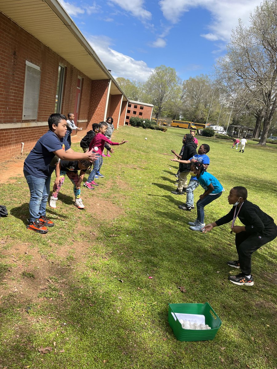 RHilliard17's tweet photo. 2nd and 3rd grade having fun completing our Spring STEAM activities. We had fun decorating eggs and having relays. We also made egg containers. 3 teams were successful in keeping their eggs safe when dropped from the school roof!!!  #steam #springbreak  ⁦@EMRollinsSTEAM1⁩ https://t.co/gyxoYmUFrK