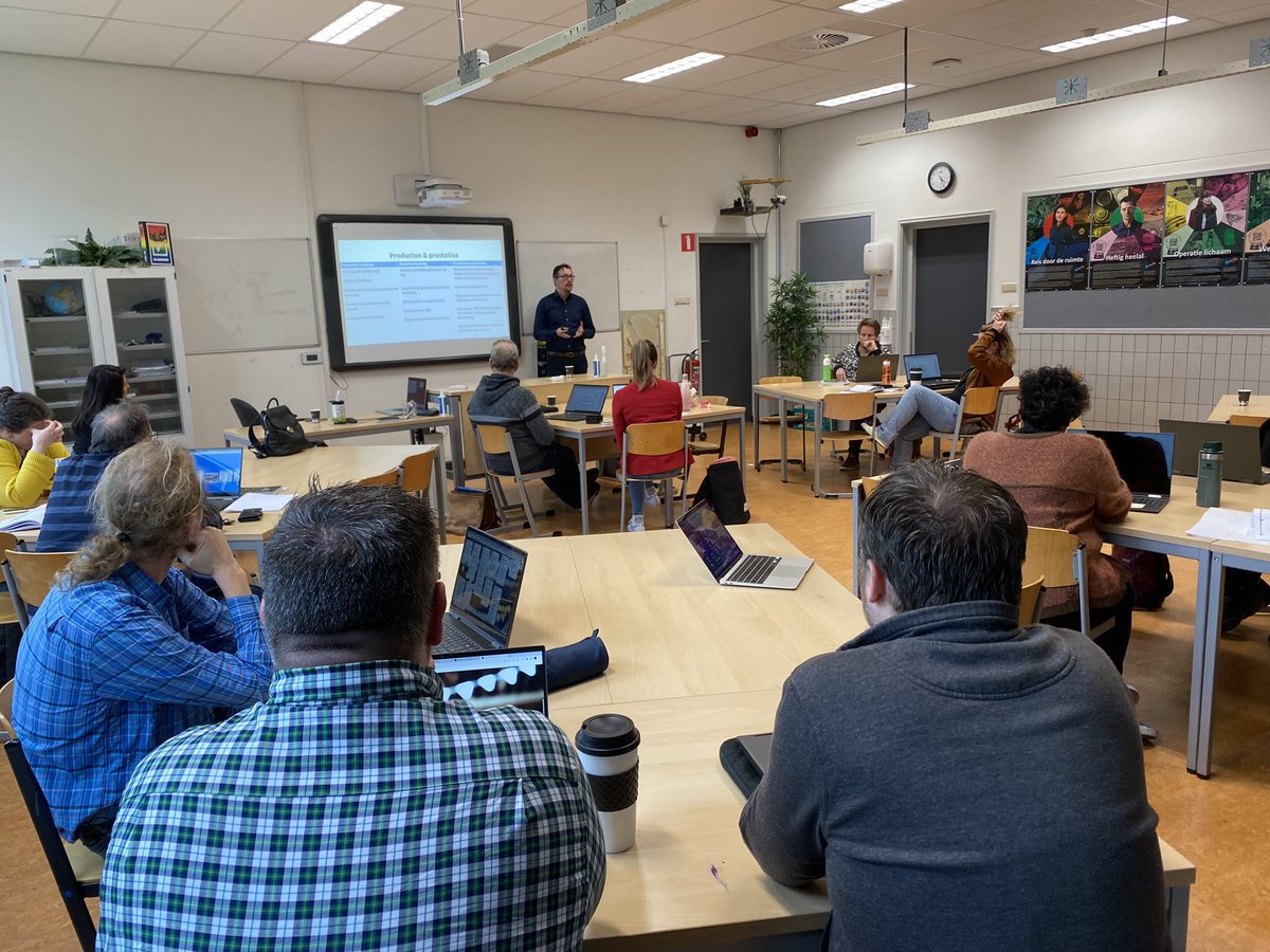 Trots op mijn collega’s die ondanks vermoeidheid door Corona-tijd samen blijven professionaliseren. Quote deelnemer: “Van samen waardevol leren krijg je energie”. Dank @rkneyber <a href="/toetsrevolutie/">Toetsrevolutie</a> . Fijn om samen met jullie deze ontwikkelstappen op <a href="/HofstadLyceum/">Hofstad Lyceum</a> te kunnen zetten.