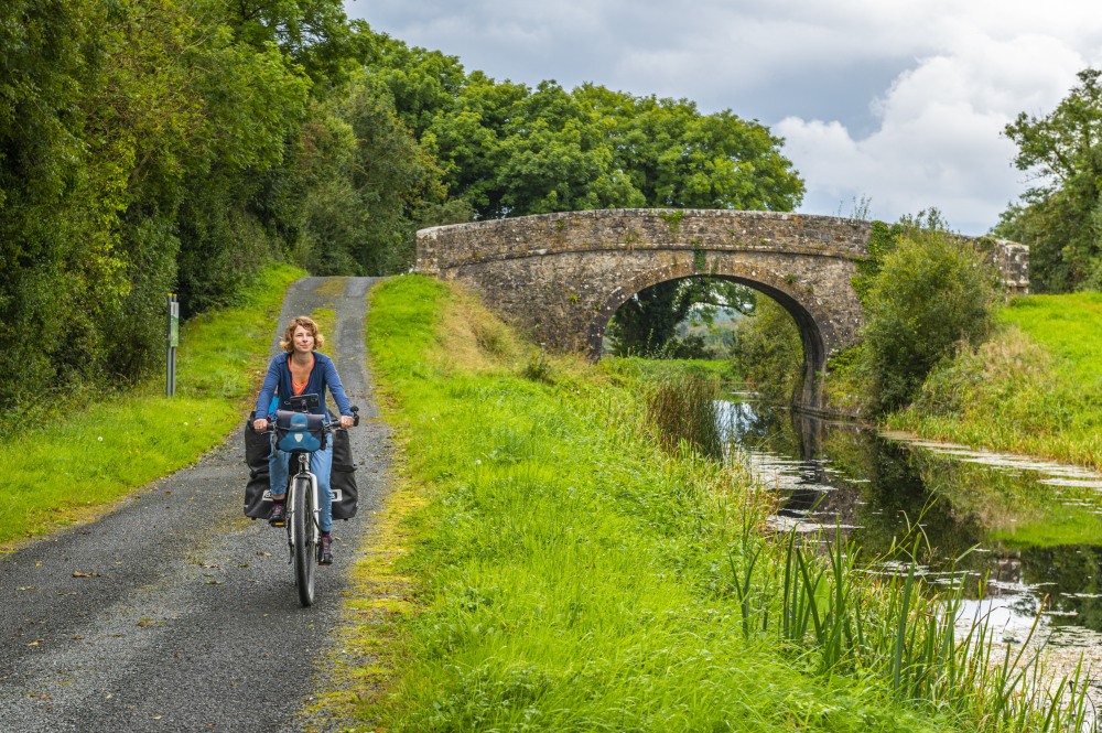 De fietsroute van het jaar is....
De #RoyalCanalGreenway 🏆

De routemakers hebben goed nagedacht over wat de recreatieve fietser wil. ‘De bewegwijzering is duidelijk, overal staan bankjes, het wegdek is fijn en bordjes wijzen de weg naar horeca’.
©Jessica de Korte