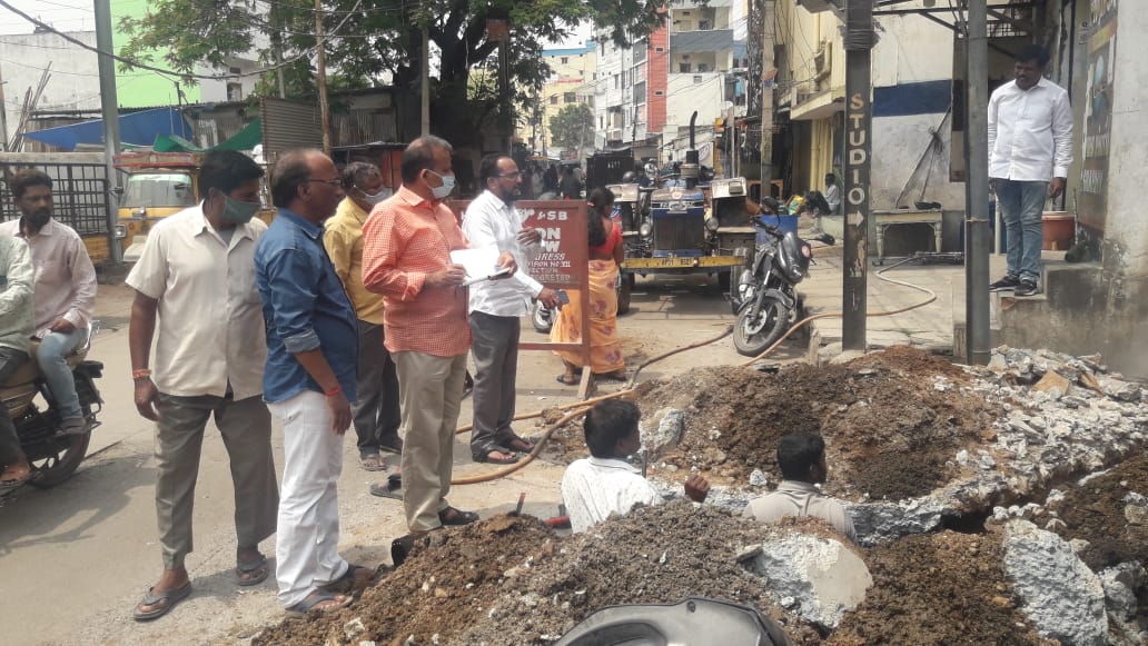 Sir, DOP.I sir Inspecting pollution complaint at Parsigutta main road under Srinivas Nagar Section, Dn.7