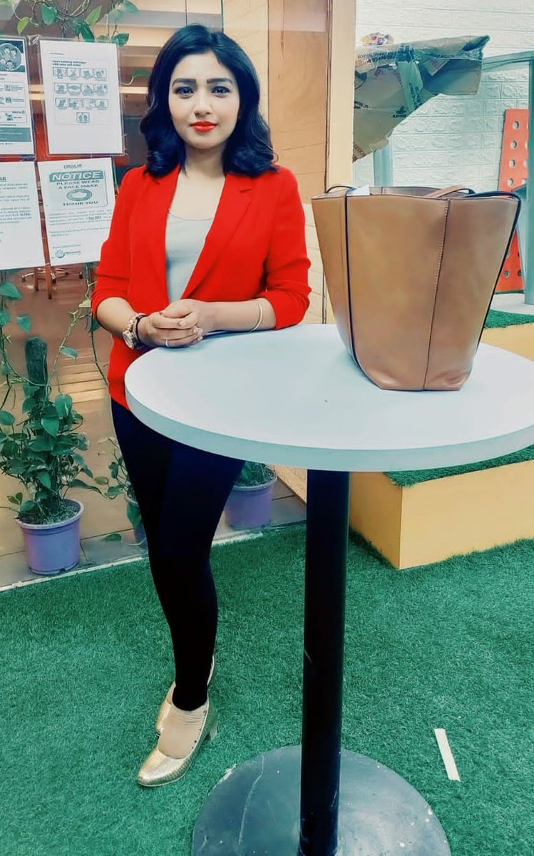 AnchorRituTomar's tweet photo. "आखें मिलाने का शौक ना था,
तुम्हे देखा तो आदत खराब होगई।"
#loveforcamera #shoot #workmode #RedVelvet #hairstyles #Anchorchat #Anchor @IndiaNewsUP_UK https://t.co/hkrNETzSrh