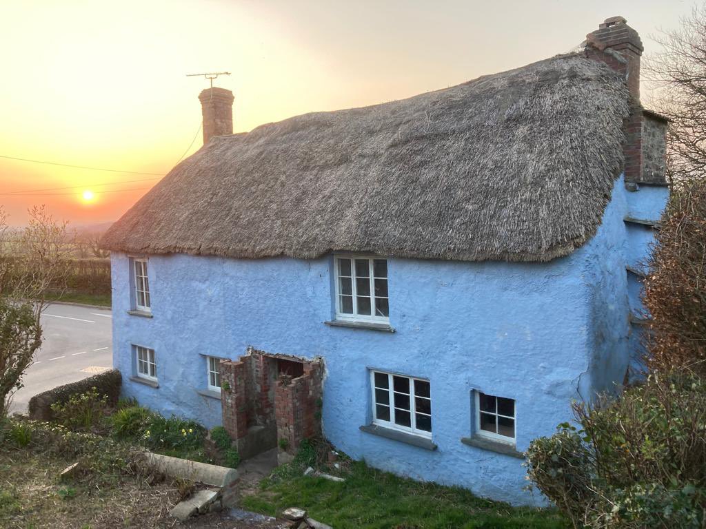 OperaCeleb's tweet photo. The end of an era. It would suit a builder or property developer who knows what they’re doing. But it in a lovely spot with views, cosy  #village with pub, shop, post office, school etc, good micro climate and not too far from #Dartmoor and the North #Devon/#Cornwall beaches. https://t.co/v2Ncbk2mMM