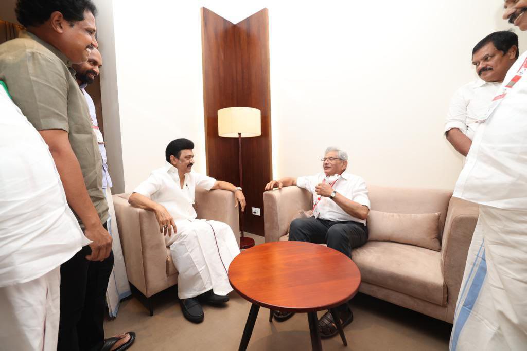 tncpim's tweet photo. #CPIM அகில இந்திய மாநாட்டின் கருத்தரங்கிற்காக கண்ணூர் வருகை தந்துள்ள தமிழக முதல்வர் @mkstalin  அவர்களை கட்சியின் பொதுச் செயலாளர் தோழர் @SitaramYechury  @SuVe4Madurai .எம்.பி., வரவேற்றனர். #OnwardsCPIM #CPIM23rdPartyCongress #cpimxxiiipartycongress #Kannur #Kerala #PartyCongress https://t.co/sJpsmLOGrT
