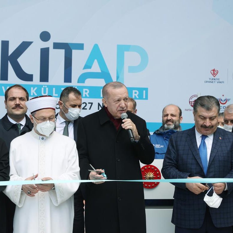 Envarnesriyat's tweet photo. Cumhurbaşkanımız Recep Tayyip Erdoğanın açılışını gerçekleştirdiği 39. Türkiye Kitap ve Kültür Fuarı 9-27 Nisan tarihleri arasında misafirlerini ağırlıyor. Ankara ve İstanbul'daki standlarmızda misafirlerimizi bekliyoruz. https://t.co/2xBfzftnD6