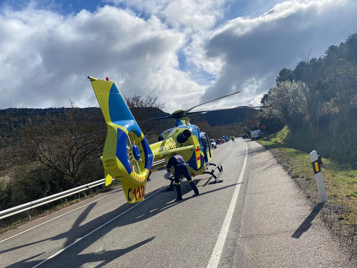 diariodeburgos's tweet photo. ACTUALIZACIÓN | Cuatro personas, entre ellas un niño de 8 años y un joven de 15, han resultado heridas en #Bugedo. En #Oña, un varón de 55 años
#tráfico #SemanaSanta #Burgos #operacionsalida 

Foto: Base Helicóptero Burgos
https://t.co/4PZY2fLxVZ a través de @diariodeburgos https://t.co/GP3fkcbfpb