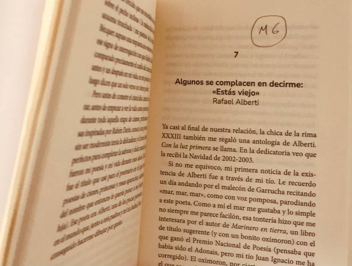 «Estuve unos días con la espalda cargada, como si me hubiera subido la tristeza a los hombros».

«Silvia no rima con nada» deshace nudos, afloja tejidos, libera recuerdos. Es un homenaje a los versos que nos acompañan a lo largo de la vida y a las personas que nos los mostraron.