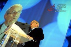 Avec le décès de Michel Delebarre, ancien ministre, nous perdons un des grands défenseurs et acteurs du #logementsocial. Il était président d’honneur de l’<a href="/UnionHlm/">UnionHlm</a> et était tjs présent pour défendre les HLM. Mes pensées vont à sa famille et à ses proches.