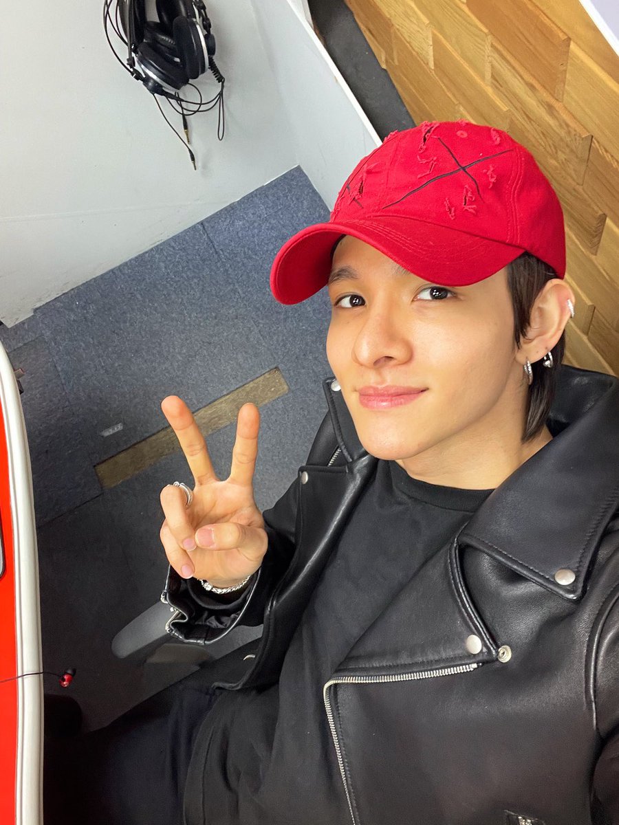 SAMUEL_twt_'s tweet photo. [#사무엘]

잠시 후 8시 아리랑 라디오 <Radio'n Us>에 사무엘이 출연합니다.
즐거운 주말에도 본방청취 잊지 말기😘

#SAMUEL #RADIONUS https://t.co/shXjNQFSff
