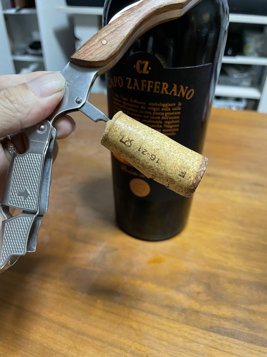 yama666zaki's tweet photo. コーヒーの後は ワイン🍷
( ^ ^ )/■¡Salud! まいうー
てか、こいつ コルクが普通よりも長いので 前に何度も折れたw
今日はもう折らずに抜いた😎
#赤ワイン #capozafferano #puglia https://t.co/7CdXVEot1E