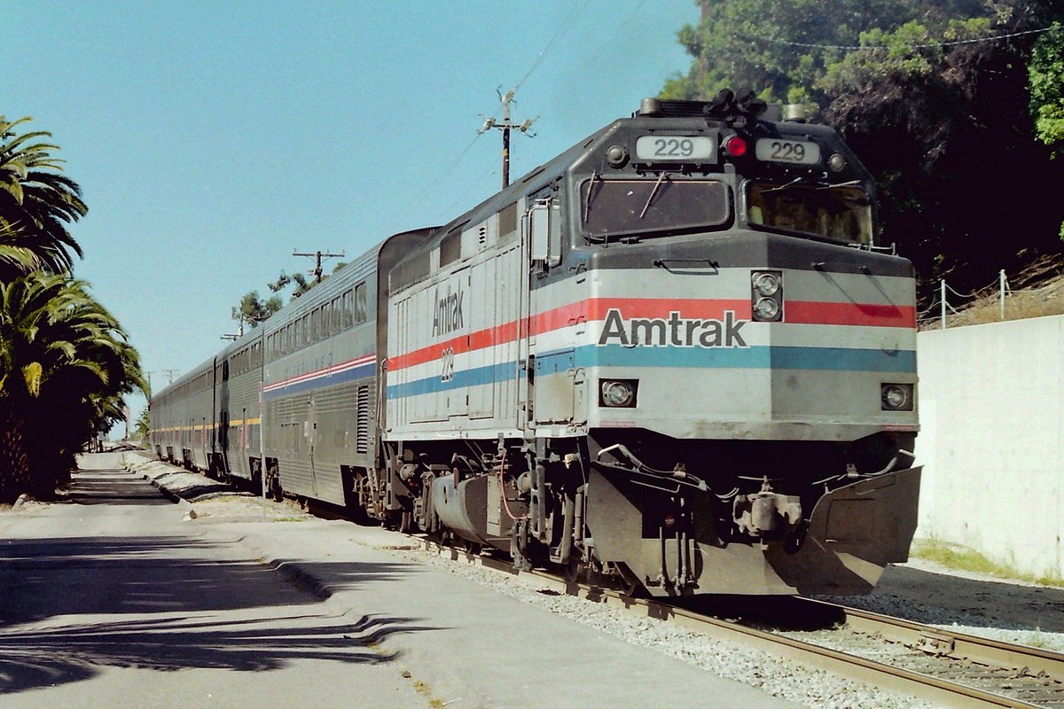 pe314418's tweet photo. カルフォルニアカー導入後のSan Diegan。F40PHも運用に入っていました。Superlinerが入っているのは、供食設備の関係だと思います。 訪ねた模型ショーの会場がベンチュラ駅の真横だったような記憶が…Amtrakで行ったのは覚えてます。98年頃の撮影です。
#Amtrak #F40PH https://t.co/M53C2EogKc