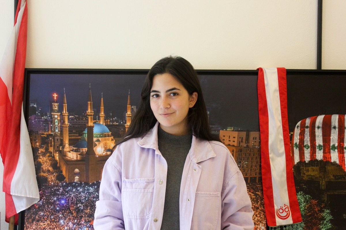 EPJTours's tweet photo. Ghiya El Assaad milite au sein du parti #Minteshreen. Une organisation dirigée par des jeunes qui rejettent le système politique libanais actuel. Son objectif : transformer le #Liban en un état plus juste. Un portrait à retrouver ici : https://t.co/uyUaYypgec https://t.co/tz7fMuo1ck