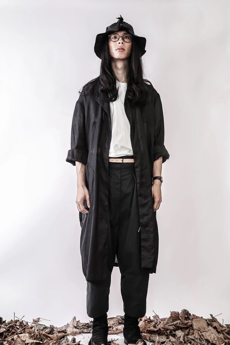 avantgardistinc's tweet photo. YEUNG CHIN long jacket is not only easy to wear, regarding the gender, but looks very cool both, on men and women. View it on our shop.
-> https://t.co/968lD9yNv4
#YEUNGCHIN #oversizeclothes #menswear #genderless #darklayers #fashionlayers https://t.co/MROX1BtHRb