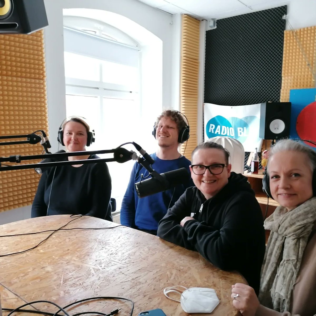 RadioFRO's tweet photo. Mitglieder der #frozine - Redaktion zu Gast bei @RadioBlau in Leipzig.

#freieradios #freiemedien #radiofro #radioblau https://t.co/qDVMmHWoZQ