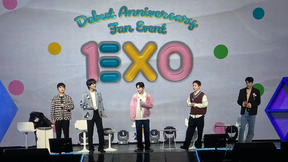 _naminaminaee's tweet photo. i love u so much, @weareoneEXO 😭💗 https://t.co/kJBEUHapoz