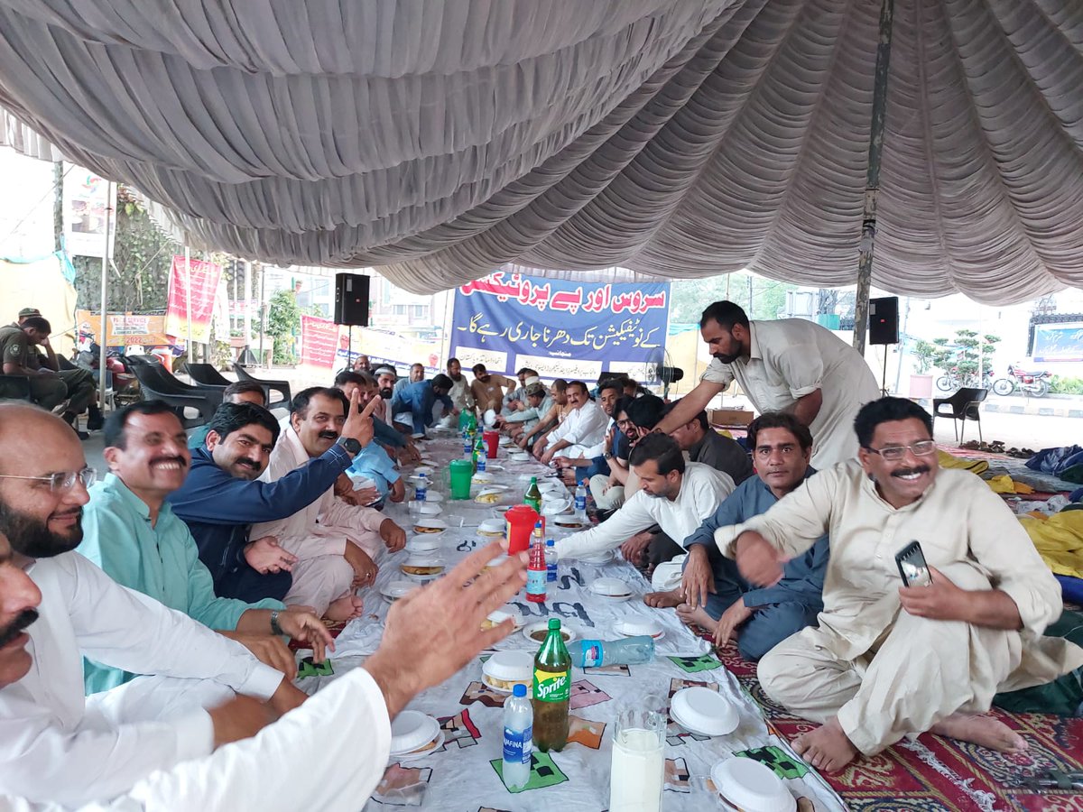teacherqasim's tweet photo. حکومت پنجاب ملازمین کے ساتھ ناروا سلوک کی وجہ سے ہمیں مجبور کر رہی ہے کہ ہم کالجز کی تالہ بندی کر دیں۔
 اگر باوجہ مجبوری ہمیں ایسا کرنا پڑا تو تمام تر ذمہ داری فنانس پارلیمنٹ پر عائد ہوگی
@AGEGA_
@GovtofPunjabPK
@FinancePunjab
@HRCP87
@Govt_SCH00L
#honourServiceProtectionorder https://t.co/vUDBaNZM4U