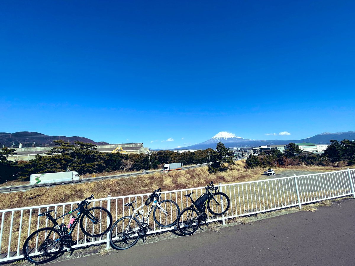 Tokoha_Cycling's tweet photo. 【サイクリング同好会紹介】

「いつまでも青春しよう」を主軸に
静岡県を走っています！

仲間と走る
一生忘れなれない思い出を
一緒に作りませんか？

4月中はスポーツ自転車に試乗できる
試乗会を開催しています！

気になった方はDMもしくは
火曜&amp;水曜の定例会へ😄

#常葉大学
#春から常葉 https://t.co/K2Ci2YdPdf