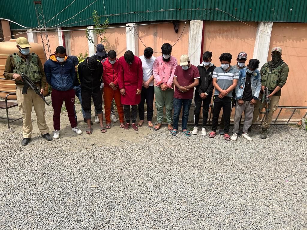 pankajjha_'s tweet photo. श्रीनगर के जामा मस्जिद में जुम्मे की नमाज़ के दौरान देश विरोधी नारे लगाने वाले 13 लोगों को जम्मू कश्मीर पुलिस @JmuKmrPolice ने गिरफ़्तार किया है. ये पूरी साज़िश उमर और बशारत ने रची थी. https://t.co/04KBEsXXCs