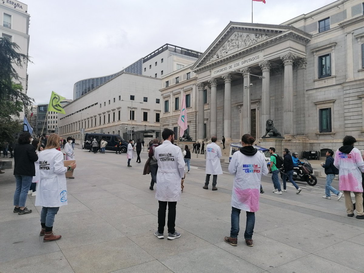 JuanBordera's tweet photo. Ahora mismo en el Congreso, Rebelión Científica volvemos para poder explicar los porqués de la acción del día 6. Hay acuerdo con la policía para poder contarlo mientras no nos acerquemos al Congreso. https://t.co/BLgH2zzXZ1