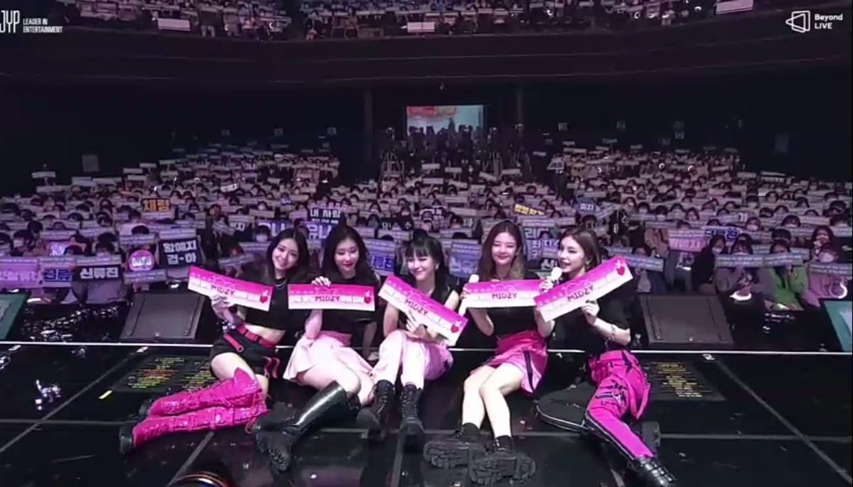 ITZYDomain's tweet photo. ITZY's first fan meeting was a success! thank you so much, girls! MIDZYS are looking forward to more memories with you. 🤍

ADVENTURE TIME WITH ITZY
#ITZY1stFanMeeting #ITZY @ITZYofficial https://t.co/tDBGLDGWaN