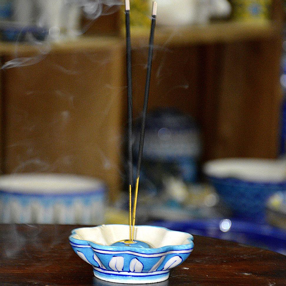 bluejaipur's tweet photo. Beautiful handmade Agarbatti stand/Incense Sticks stand.
To give an artistic and elegant look to your Pooja ghar .
Size 4"
At attractive prices.
Buy @ https://t.co/cfu9SSpy21

#handmade #bluepottery #Agarbatti #incense #incensestick #devotion #pooja #art #handicraft #bluejaipur https://t.co/oKAg0slvvS