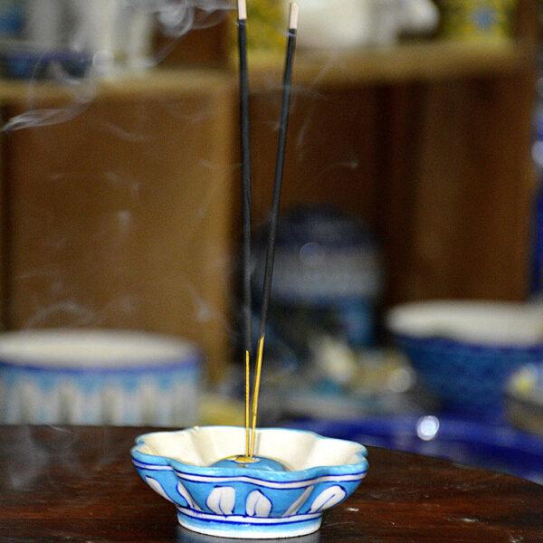 bluejaipur's tweet photo. Beautiful handmade Agarbatti stand/Incense Sticks stand.
To give an artistic and elegant look to your Pooja ghar .
Size 4"
At attractive prices.
Buy @ https://t.co/cfu9SSpy21

#handmade #bluepottery #Agarbatti #incense #incensestick #devotion #pooja #art #handicraft #bluejaipur https://t.co/oKAg0slvvS