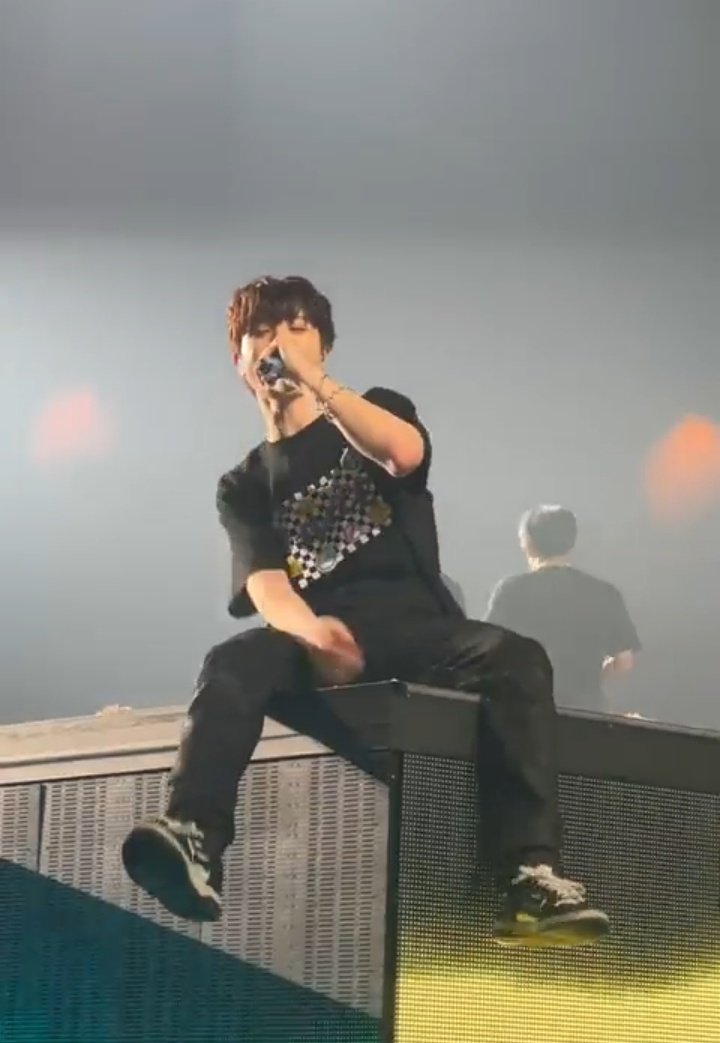 EB0YSJH's tweet photo. junghwan in real life https://t.co/24m5UxYj1f