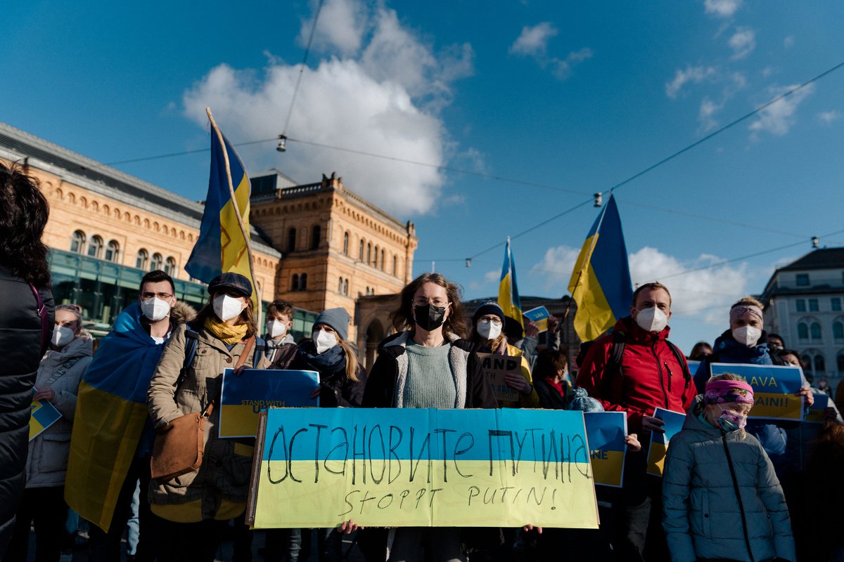 Demonstration gegen den Krieg in der Ukraine.
#standwithukraine
Reportage Fotografie Kurse in Hannover.

#fotoworkshop #fotoschule #fotokurs #fotografierenlernen #fotografielernen #instahannover #hannoverliebt  #hannoverfotografie #hannover_fotografie #hannover