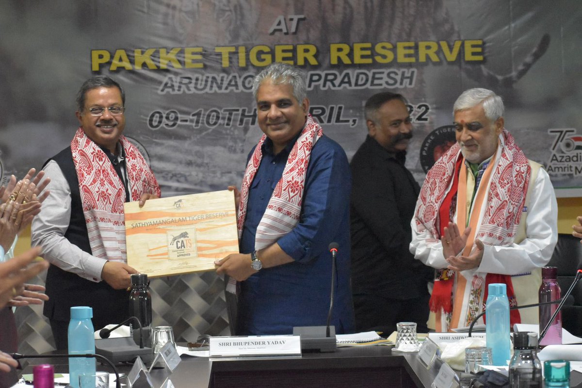 moefcc's tweet photo. Hon’ble Union Minister for MoEF&amp;CC, Shri @byadavbjp along with Hon’ble MoS, Shri @AshwiniKChoubey awarded the Conservation Assured Tiger Standard (CA/TS) International accreditation certificates to Bandhawagarh, Pench (MP) and Sathyamangalam Tiger Reserve today. https://t.co/BTAkKCZg76