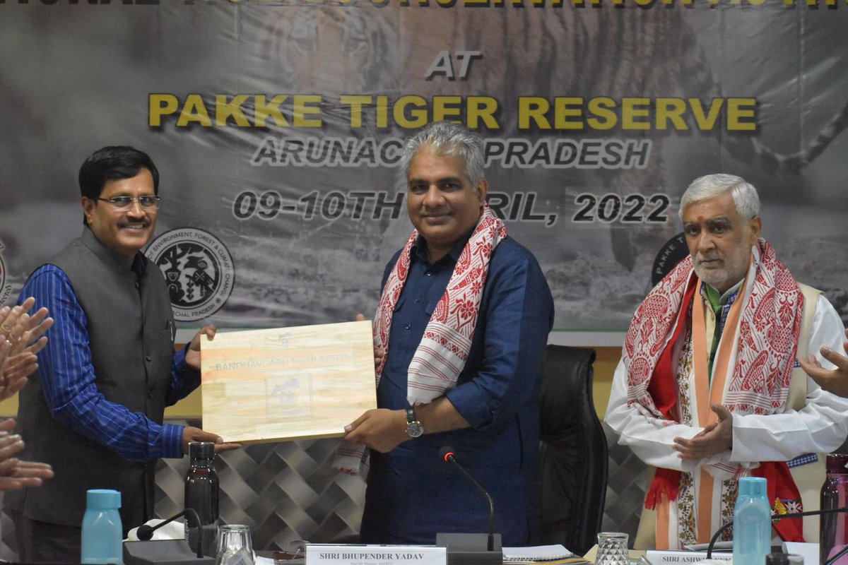 moefcc's tweet photo. Hon’ble Union Minister for MoEF&amp;CC, Shri @byadavbjp along with Hon’ble MoS, Shri @AshwiniKChoubey awarded the Conservation Assured Tiger Standard (CA/TS) International accreditation certificates to Bandhawagarh, Pench (MP) and Sathyamangalam Tiger Reserve today. https://t.co/BTAkKCZg76