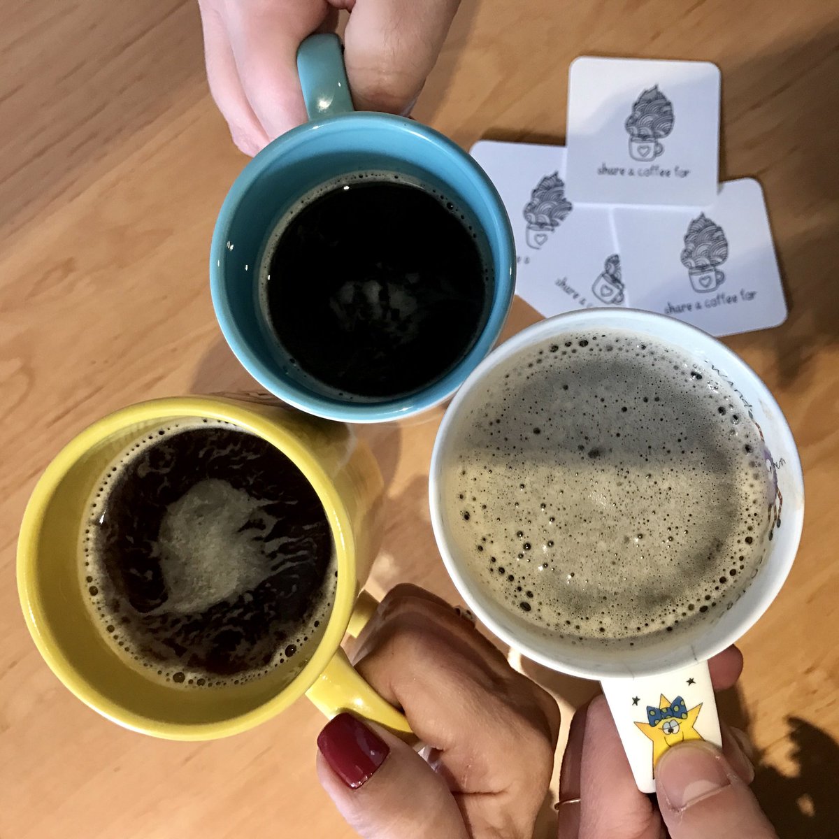 ShareACoffeeFor's tweet photo. ¡Feliz finde familia cafetera ☕!
Nuestra #CafeteraVirtual así como la tienda online, no descansan ningún día del año, 24h funcionando para ayudar a quienes ayudan.
9 tazas de colores que regalan bienestar en muchos países del mundo.
¿Te sumas? 🙏
👉 https://t.co/U3ycyQFO4Q ☕❤️ https://t.co/S0jsLSSDFR