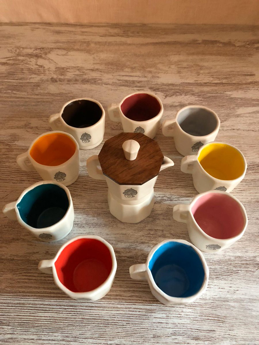 ShareACoffeeFor's tweet photo. ¡Feliz finde familia cafetera ☕!
Nuestra #CafeteraVirtual así como la tienda online, no descansan ningún día del año, 24h funcionando para ayudar a quienes ayudan.
9 tazas de colores que regalan bienestar en muchos países del mundo.
¿Te sumas? 🙏
👉 https://t.co/U3ycyQFO4Q ☕❤️ https://t.co/S0jsLSSDFR