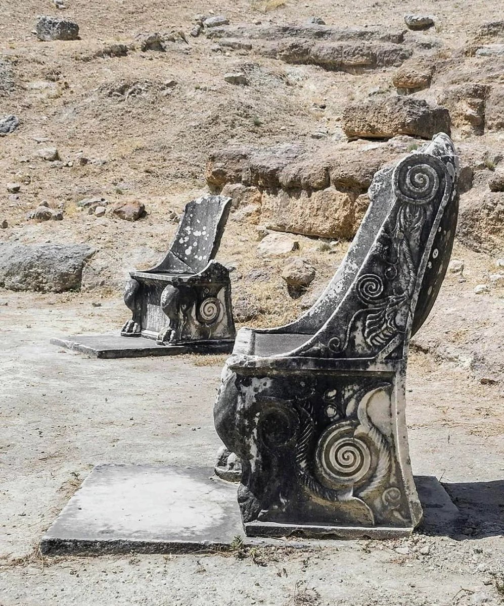 Front row marble seats at the ancient Greek theatre of Oropos. Dated to c. 2nd century BCE.

📷u/milkshay

#Classics #Greek #Art #Archaeology