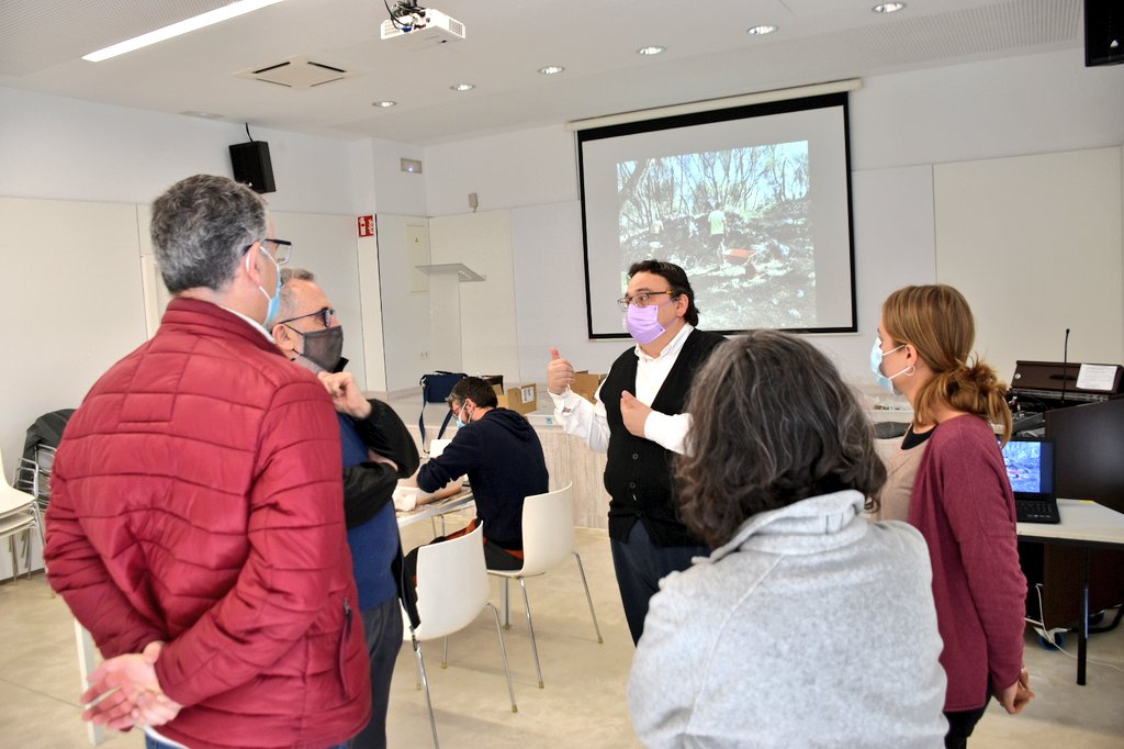 andreucaballero's tweet photo. Des d'@incaciutat continuam treballant per posar en valor el patrimoni inquer. Magdalena Sastre, codirectora del projecte arqueològic de Son Mas des Potecari, ens ha mostrat com treballen amb el material obtingut a la intervenció arqueològica. #PatrimoniInquer https://t.co/FRHZOjYdbm