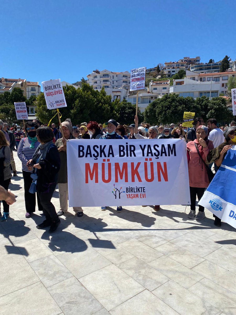 anarsistkurbaga's tweet photo. Datça'da yüzlerce kişi zamlara ve hayat pahalılıģına karşı "Geçinemiyoruz yete gari!" diye haykırdı. #YeteGari #Gecinemiyoruz #BaşkaBirYaşamMümkün https://t.co/ReKACZlNiN