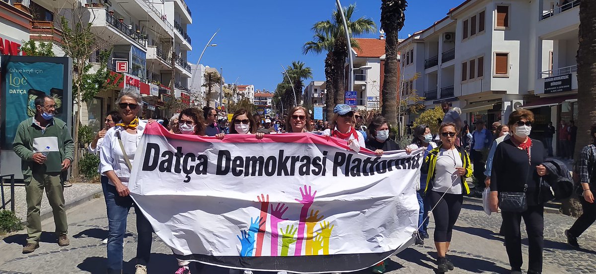anarsistkurbaga's tweet photo. Datça'da yüzlerce kişi zamlara ve hayat pahalılıģına karşı "Geçinemiyoruz yete gari!" diye haykırdı. #YeteGari #Gecinemiyoruz #BaşkaBirYaşamMümkün https://t.co/ReKACZlNiN