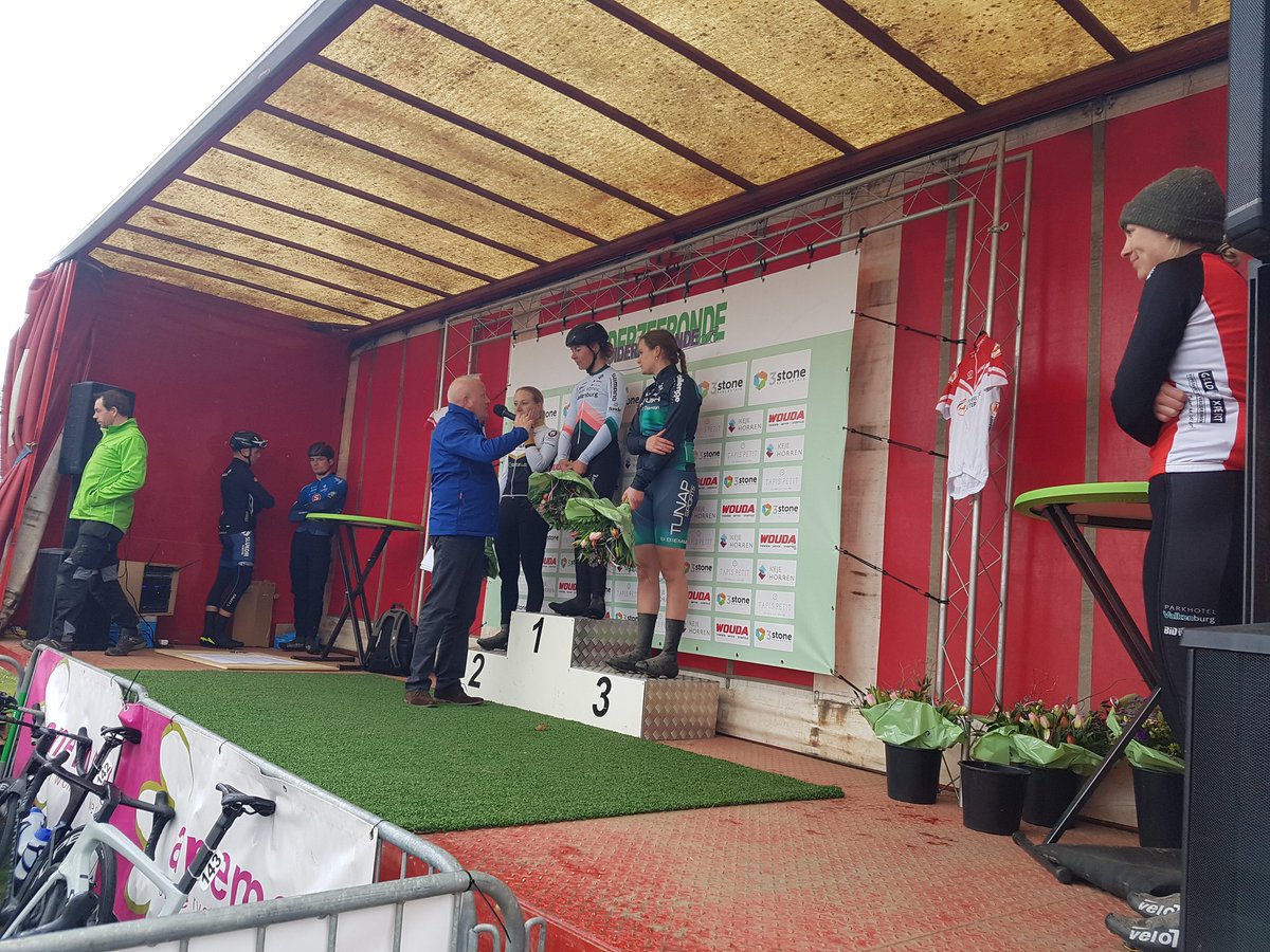 Het podium bij de #topcompetitievrouwen 1 Femke Markus 2 Mareille Meijering en 3 Sanne Bouwmeester #Zuiderzeeronde