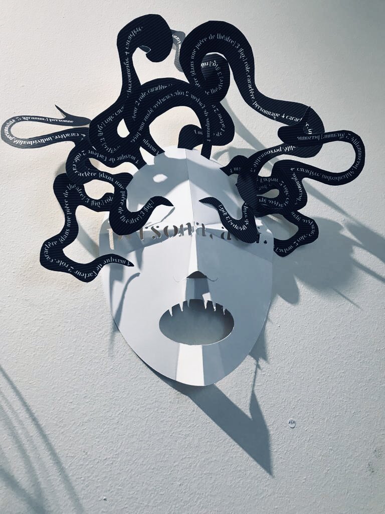 LoreneUjhelyi's tweet image. Ma Méduse.
MASCARADE, expo imaginée par Pascaline De Glo De Besses 👉 @BiennaleDesign amicale Chapelon
#Biennaledesign2022

Persona, ae, f.
1 masque de l&apos;acteur
2 rôle, caractère [ds pièce de théâtre]
3 [fig.] rôle, caractère, personnage
4 caractère, individualité, personnalité